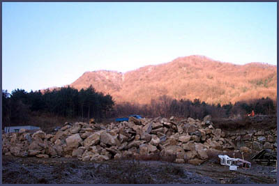 산은 벗겨져 흔적도 없이 사라진다 